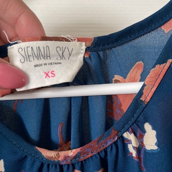 Open shoulder blouse - Picture 2 of 2